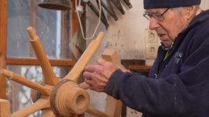 Franz Bauer mit Wagenrad